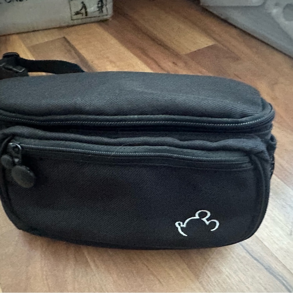 🚨NWOT🚨 Disney Black Fannypack Bag with Mickey Outline
